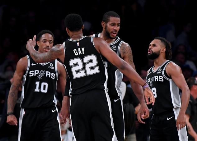 对手被晃得找不着北（对手被晃得晕头转向）