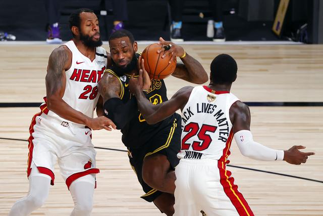 球争夺中的 球争夺中的